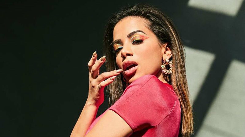 Anitta Mostra Tudo Em Vestido Transparente Durante Desfile Veja Fotos Candeias Mix