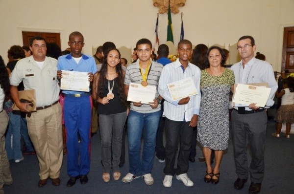  Estudantes são premiados na 7ª Olímpiada brasileira de matemática Os alunos são da Escola Militar e do Colégio Paulo VI
