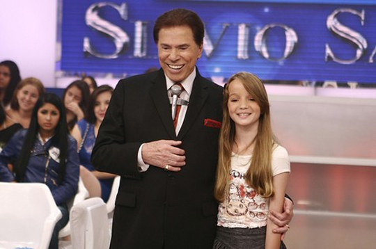 A pequena Anna Livya Padilha, que ficou conhecida com a pegadinha da “menina fantasma”, assinou contrato com o canal SBT