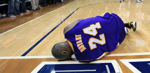 Kobe Bryant se machuca, acusa rival de imprudência 