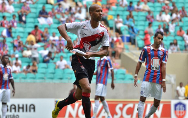 Dinei comemora um dos seus quatro gols sobre o Bahia (Foto: Erik Abel/Agência Estado)