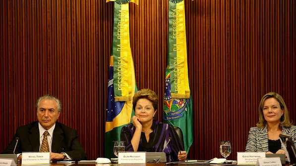 Dilma Rousseff em reunião com governadores e prefeitos nesta segunda-feira, em Brasília (Pedro Ladeira/Folhapress)