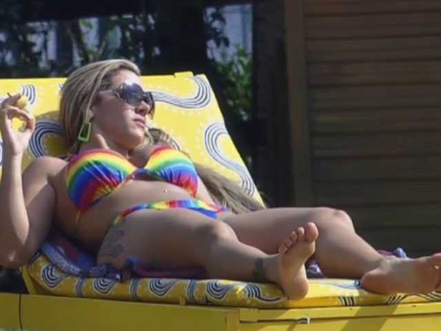 em-banho-de-sol-peoas-se-exibem-de-fio-dental-foto-reproducao (2)