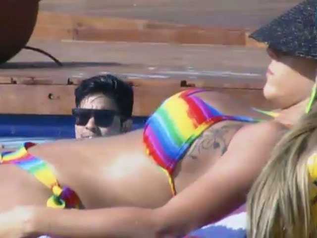 em-banho-de-sol-peoas-se-exibem-de-fio-dental-foto-reproducao (3)