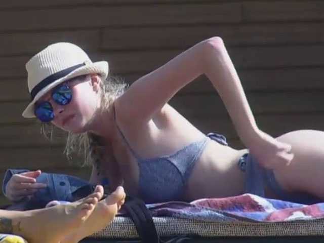 em-banho-de-sol-peoas-se-exibem-de-fio-dental-foto-reproducao (7)