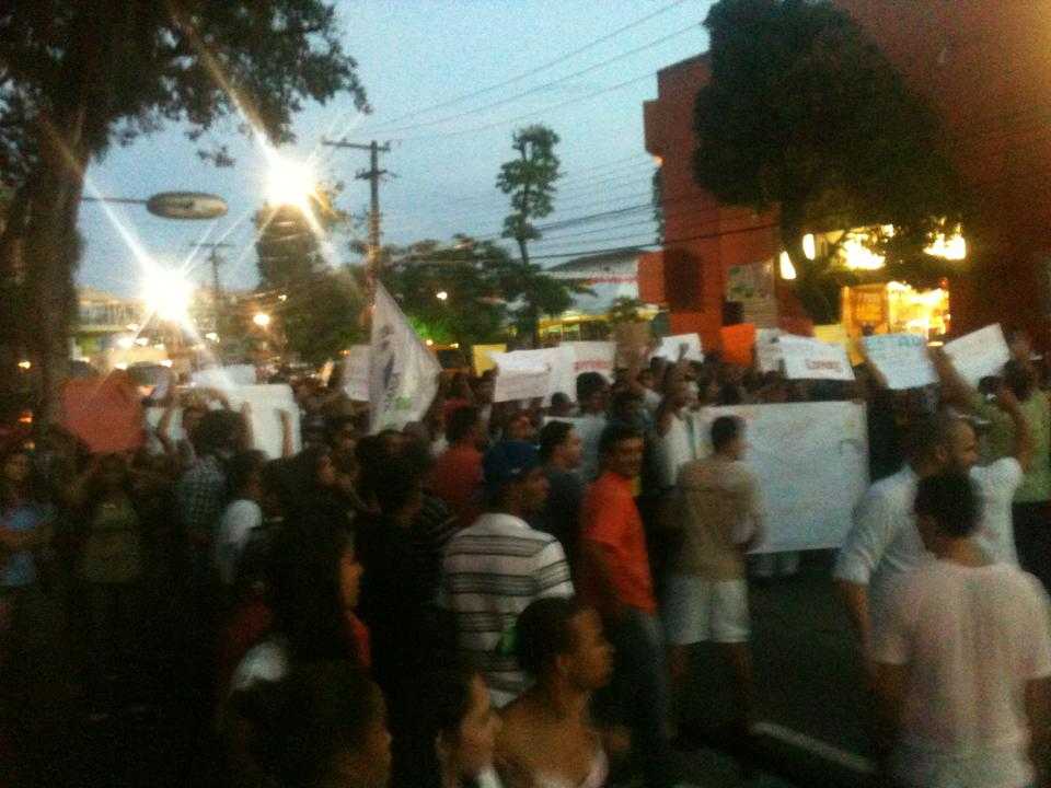 Em Camaçari, manifestantes também protestam contra gastos públicos