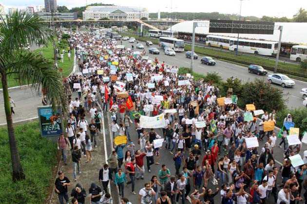 No trajeto, os estudantes saíram do Iguatemi, seguiram pela Avenida Tancredo Neves e voltaram pela Estação de Transbordo | FOTO: Reprodução/Roberto Viana/Bocão News |