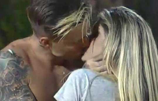 Bárbara Evans beija Mateus Verdelho em reality