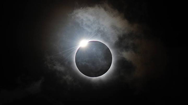 O eclipse vai ser total e o satélite vai encobrir totalmente o Sol | FOTO: Reprodução/Veja |