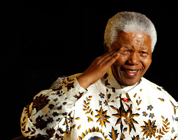 Caixão com corpo de Mandela chega a cidade natal de Qunu para enterro (fOTO: afp)