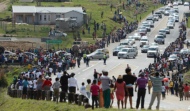 Caixão com corpo de Mandela chega a cidade natal de Qunu para enterro (Foto: AFP)