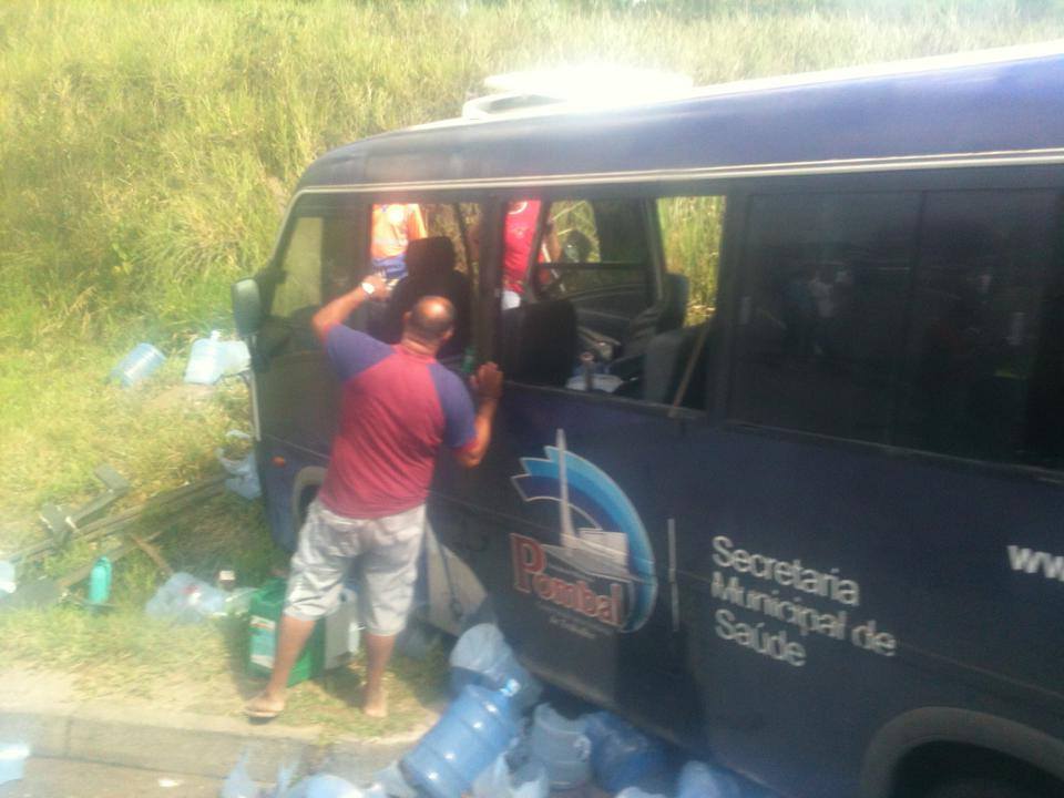 Micro-ônibus da Secretária de Saúde do município de Ribeira do Pomba|FOTO: Candeas Mix