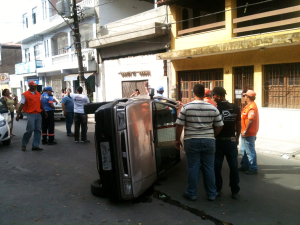 Acidente_rua_do_passe Homem capota carro no centro da cidade de Candeias