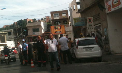 Homem capota carro no centro da cidade