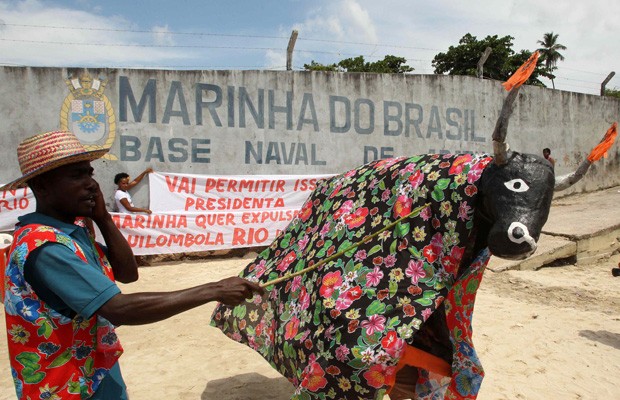 Integrantes da comunidade Rio dos Macacos em protesto diante da Base Naval de Aratu durante férias da presidente Dilma Rousseff em janeiro de 2013 (Foto: Lúcio Távora / Agência A Tarde)