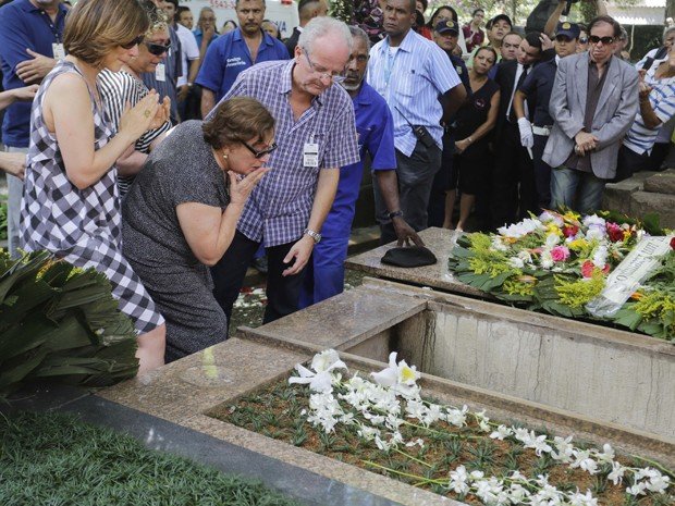 Nicette Bruno no enterro do marido, Paulo Goulart, nesta sexta-feira (14) em São Paulo