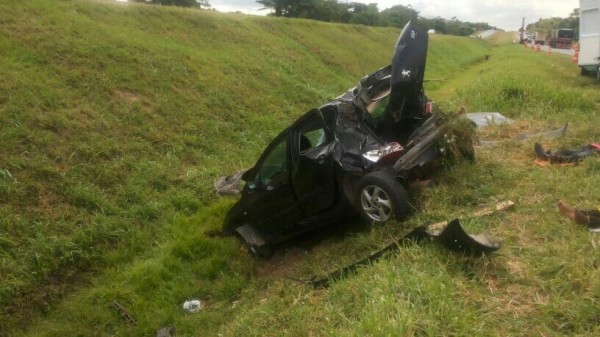 Acidente com carro na BR 324 deixa 3 feridos