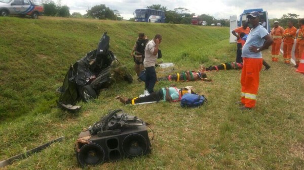 Acidente com carro na BR 324 deixa 3 feridos2