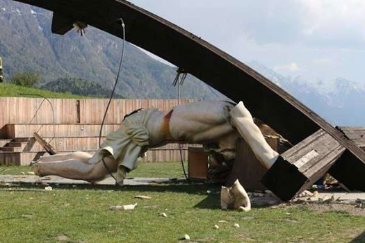 nsa Visão geral de estátua quebrada após queda de cruz dedicada ao papa João Paulo 2º em Cevo, Valcamonica, Itália (24/4