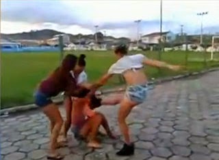 Mulher foi agredida em rua da cidade de São José  (Foto: Reprodução/RBS TV)