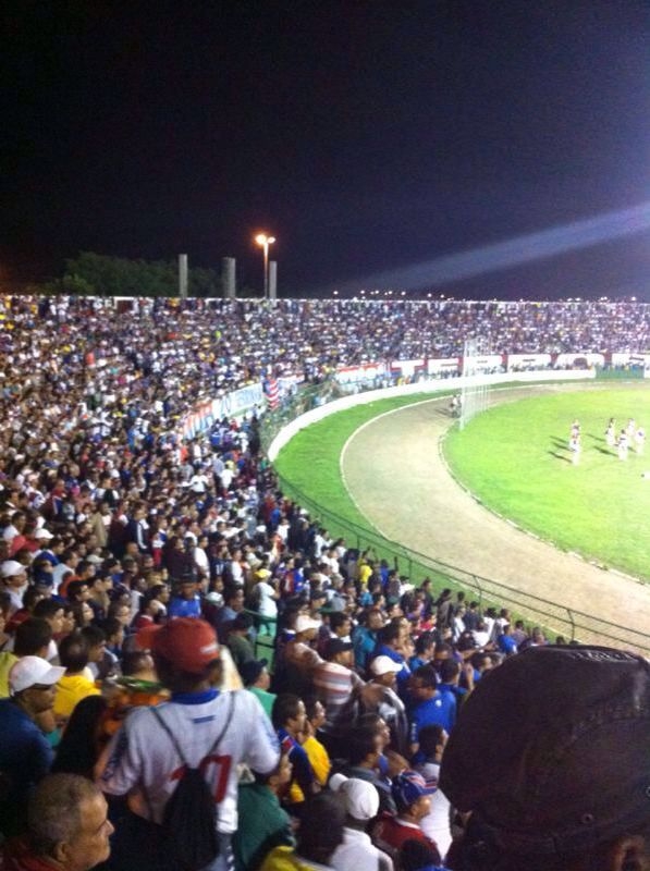 Setor do estádio ficou superlotado na partida (Foto: Carlos Eduardo Guimarães)