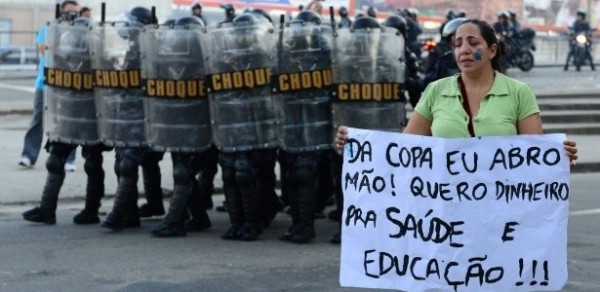 frente-de-tropa-de-choque-da-policia-mulher-exibe-cartaz