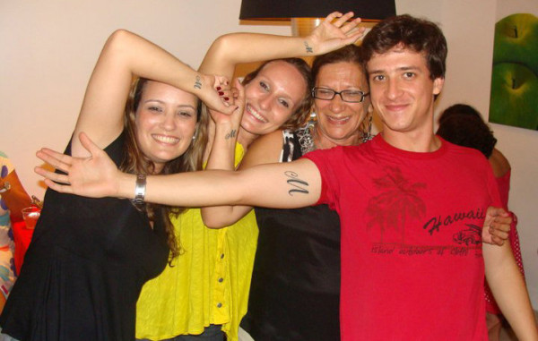 Os irmãos João Paulo, Manuela e Mariana Rocha tatuaram a inicial da mãe, Marise (Foto: Acervo Pessoal) 