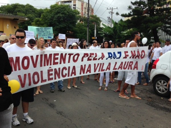 Moradores de Vila Laura fazem caminhada pela paz no bairro (Foto: Rafaela Ribeiro / G1)