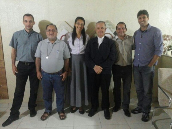 Padre Cristian, Frei Fernando, Márcia Gomes, Dom Petrini, André Peixoto e Frei Cristiano. (Foto: Divulgação