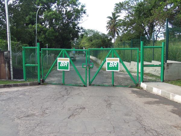 Os bandidos fecharam os portões do prédio da polícia militar, impedindo a saída das viaturas|Foto:LegalFM