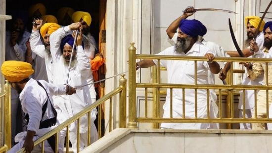 Índia: grupos rivais lutam com espadas em Templo; 12 ficaram feridos Foto: Reuters