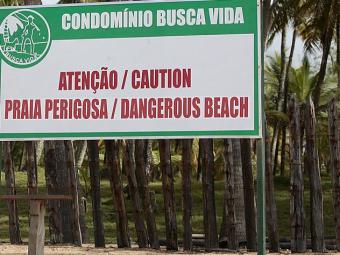 Placa faz alerta de praia perigosa