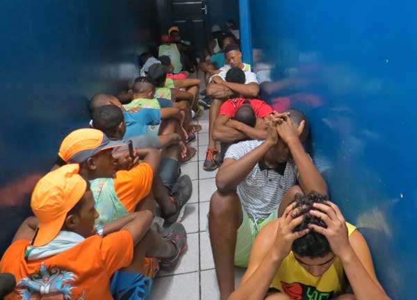Suspeitos são detidos para averiguação