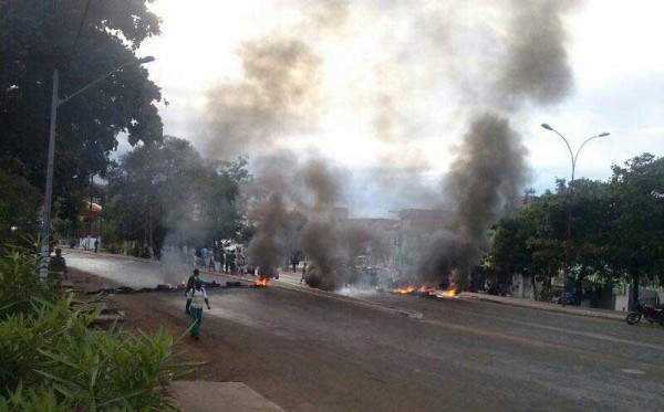 O trânsito amanheceu bloqueado nas proximidades do km 27 na BA-522, na cidade de Candeias, 