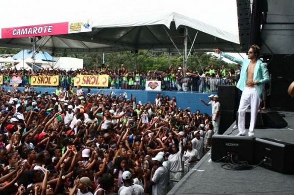 Vestido de branco, cantor pede paz e canta sucessos como Tudo Nosso, Nada Deles e Lá Vem a Zorra (Foto: Marina Silva)