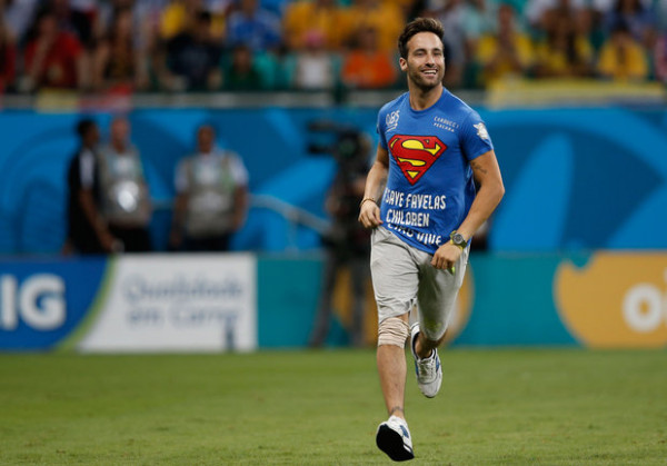 Torcedor corre antes de ser retirado do campo (Foto: AFP)