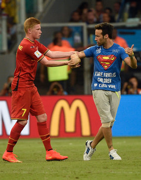 Jogador da Bélgica tentou retirar torcedor (Foto: AFP)