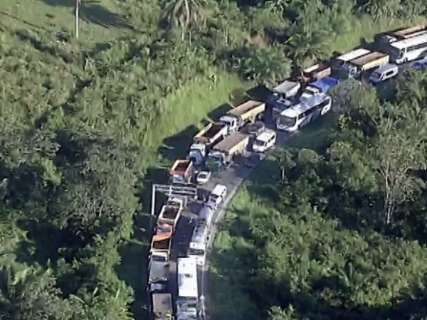 Longa fila de veículos foi formada e trânsito está congestionado na região (Foto: Reprodução/TV Bahia)