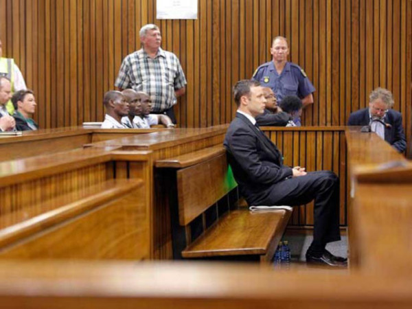 Oscar Pistorius ouve leitura de sentença de seu julgamento pela morte da ex-namorada | FOTO: Kim Ludbrook/Pool/Via Reuters |