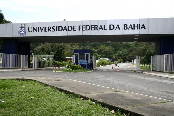 Um jovem de 25 anos morreu dentro do campus de Ondina da Universidade Federal da Bahia (UFBA), em Salvador, na noite de segunda-feira (1º). Segundo comunicado oficial da universidade, a vítima foi identificada como Emerson Roberto dos Santos e não tinha vínculos com a instituição. O rapaz passou mal por volta das 21h15, nas imediações da Escola de Dança, e veio à óbito por morte súbita.