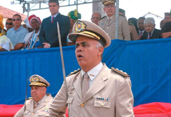 O Coronel Anselmo é observado pelo secretário de Segurança Pública Maurício Barbosa em solenidade de 2011 (Foto:  Antonio Saturnino/ARQUIVO CORREIO)