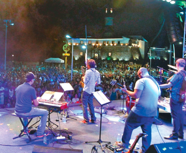 Espalhadas pelo gramado do Farol da Barra e por toda a orla, centenas de pessoas acompanham o show do grupo Garagem: Festival de Jazz promovido pela prefeitura vai até amanhã (Foto: Arisson Marinho)