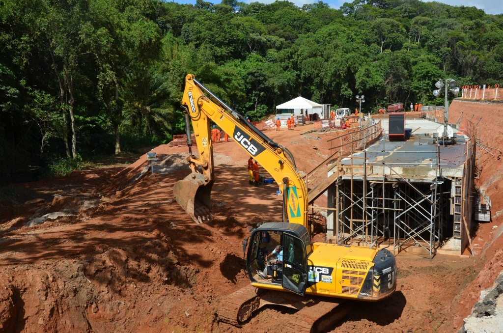 Máquinas e operários trabalha na duplicação da Avenida Gal Costa (Linha Azul) – Foto Ascom Sedur