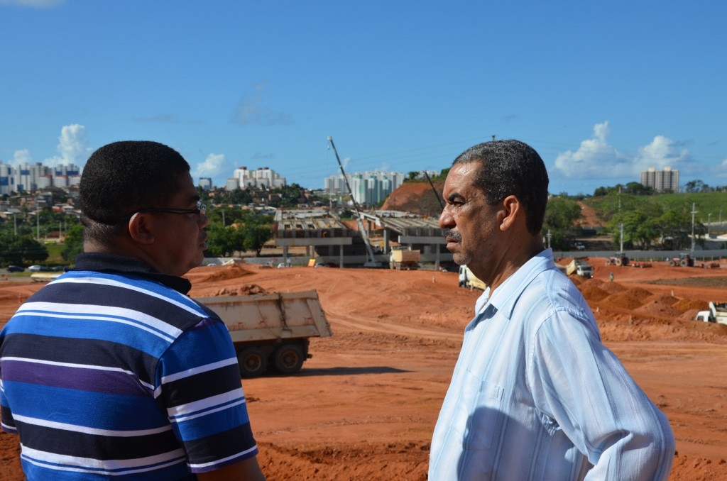 Sérgio Silva, diretor da Conder, e o secretário Carlos Martins em visita às obras da Linha Vermelha – Foto Ascom Sedur