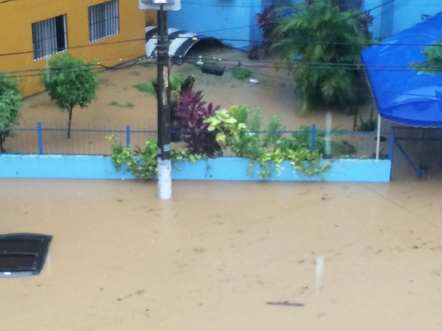 Água alcança teto de carro estacionado em condomínio no Imbuí, em Salvador (Foto: Yasmin Pastor/VC no G1)