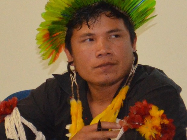 O indígena Luciano Ariabo Kezo estuda letras e fez livro para seu povo  (Foto: Stefhanie Piovezan/G1)