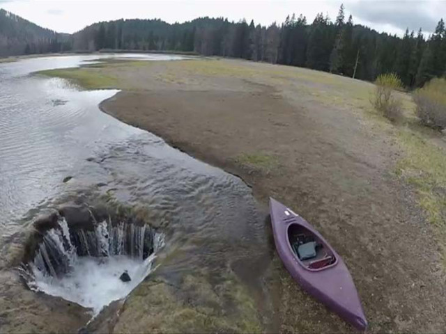 Ele é chamado de Lost Lake (lago perdido) e está sendo sugado pela terra | FOTO: Reprodução/BBC Brasil |