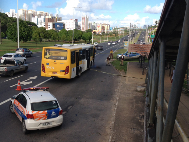 Assaltante morreu na porta do ônibus. (Foto: Correio*)