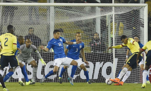 Murillo marca o gol da vitória colombiana. Foto: AFP