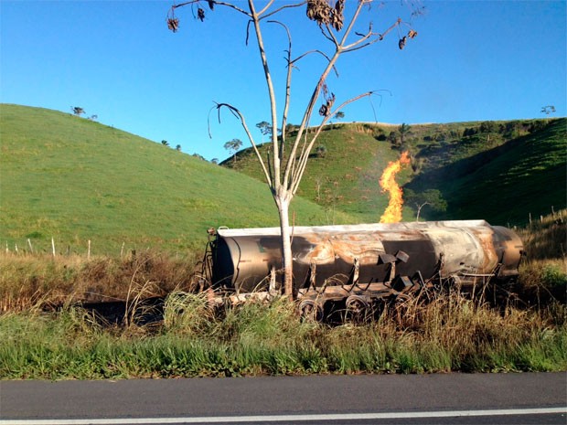 Carreta pegou fogo após bater em carro de passeio (Foto: Patricia Casais/Arquivo Pessoal)